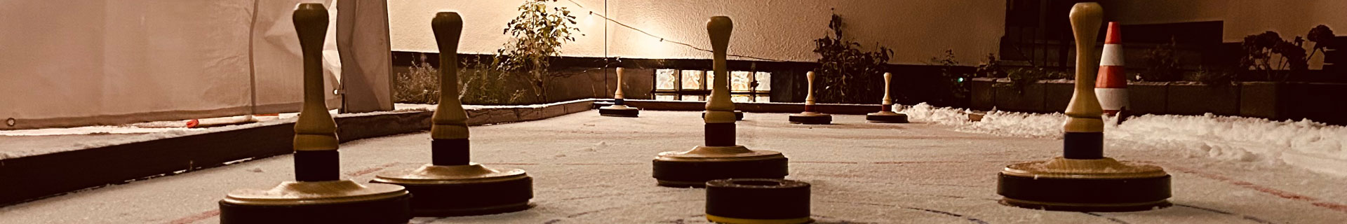 Eisstockschießen Herford im Biergarten vom Hotel Pfennigskrug - Eisstockbahn