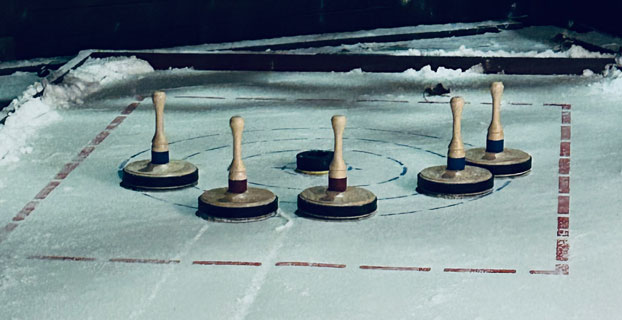 Eisstockschiessen Herford - Daube im Haus mit Eisstöcken auf der Eisstockbahn am Pfennigskrug